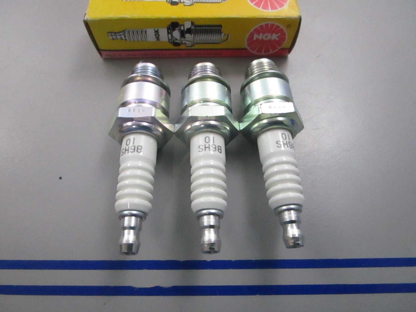NEW (LOT OF 3) B6HS-10 NGK Spark Plug 0810