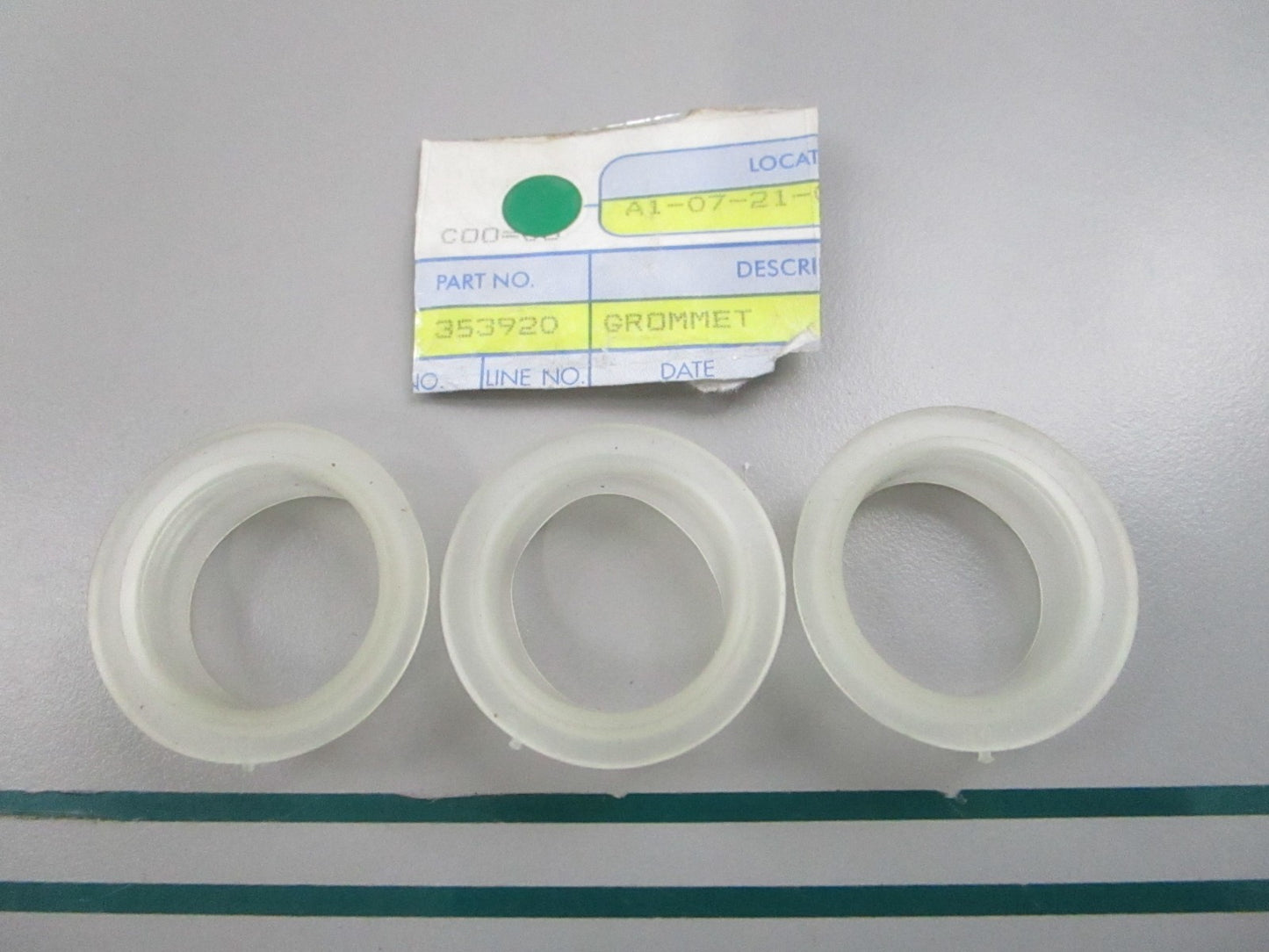 NEW OEM (LOT OF 3) 353920 0353920 OMC Johnson Evinrude Grommet 0810
