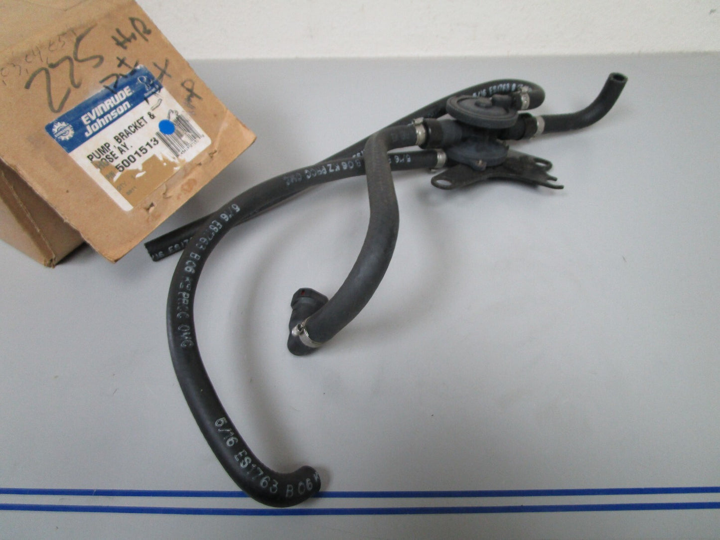 *NEW OEM* 0720 OMC Johnson Evinrude Pump Bracket & Hose Assembly 5001513