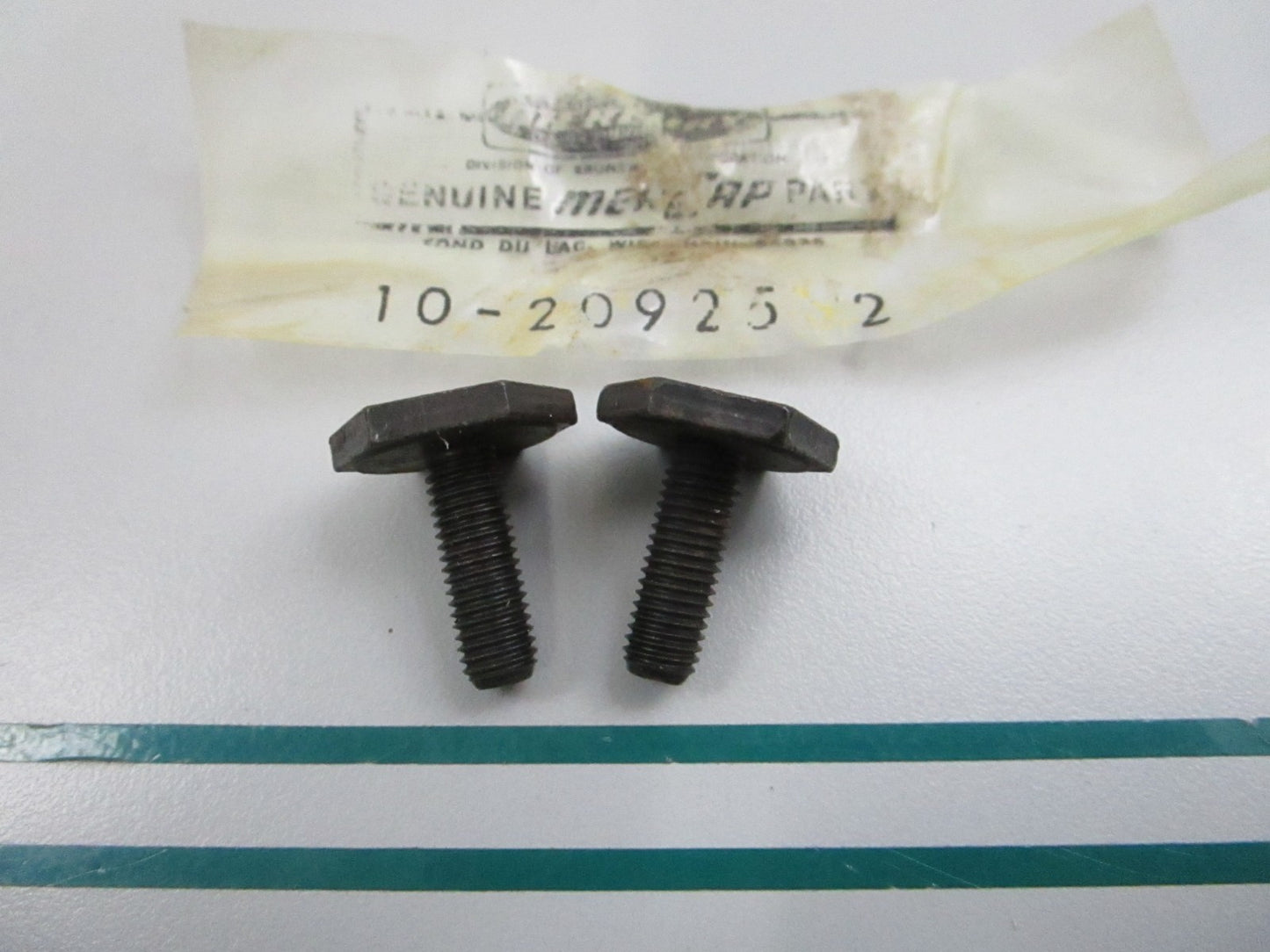 NEW OEM 10-20925 2 Mercury Quicksilver 2 Screw Set 0810