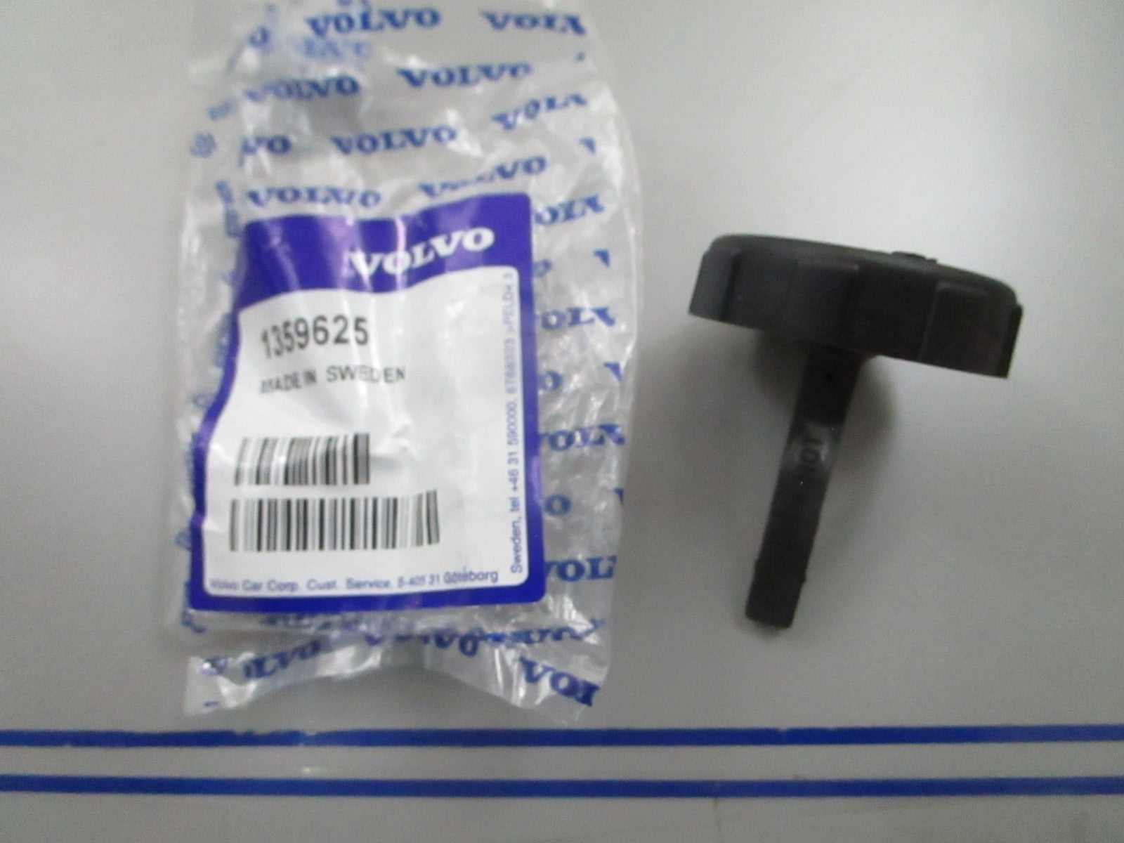 *NEW OEM* 0810 Volvo Penta Cover 1359625