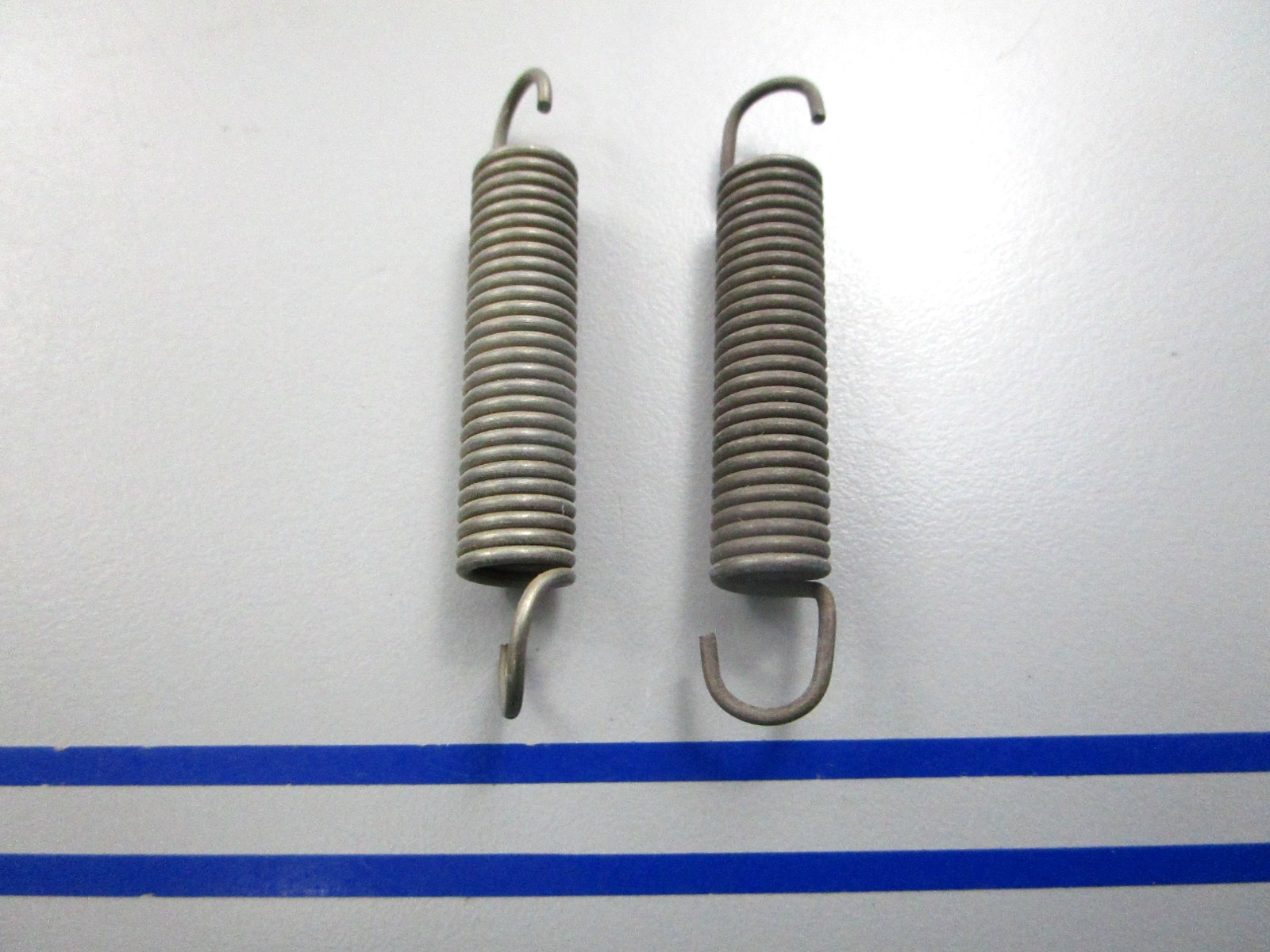 NEW OEM (LOT OF 2) 302736 0302736 OMC Johnson Evinrude Spring 0810