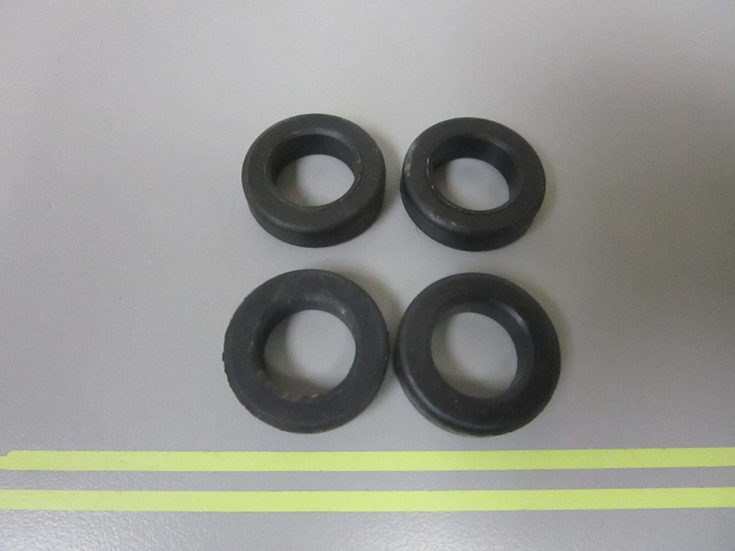 *NEW OEM* (LOT OF 4) 0810 OMC Johnson Evinrude Grommet 320880 0320880