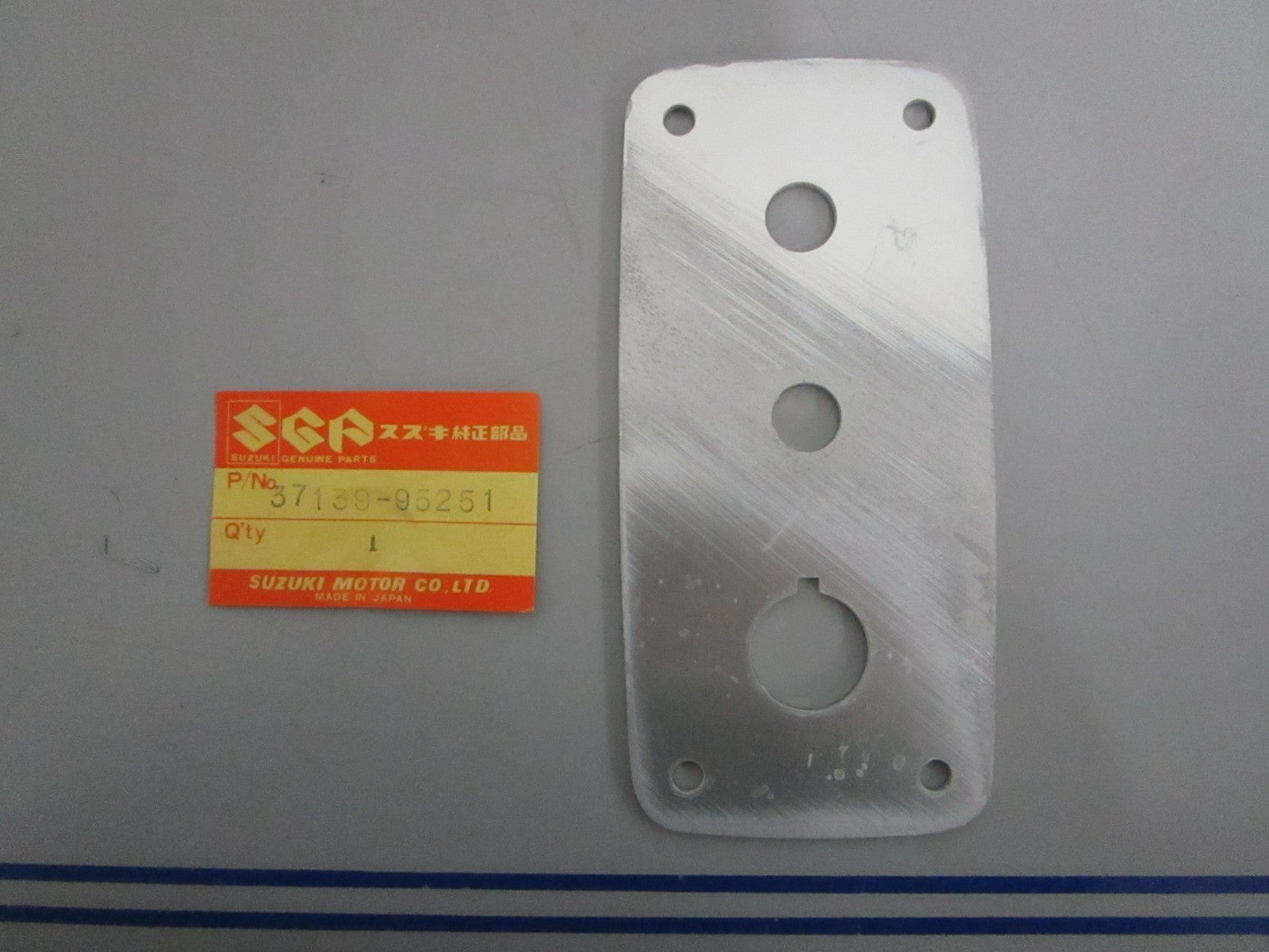 NEW OEM 37139-95251 Suzuki Switch Plate 0820