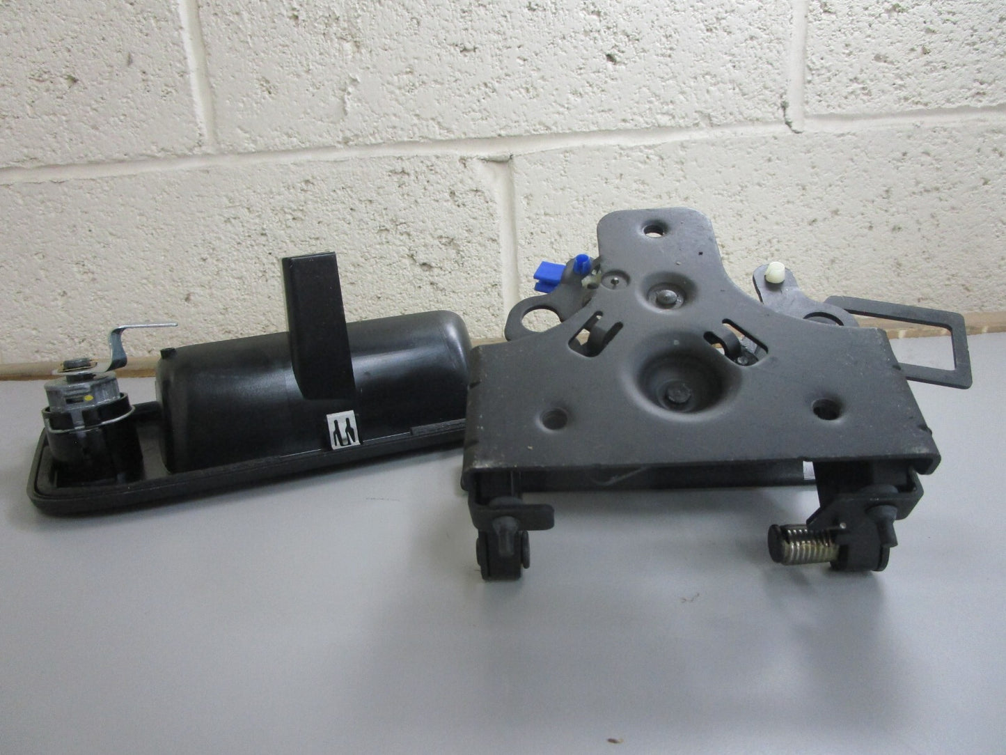 *NEW OEM* 0820 GM Tail Gate Lock Package 1782393
