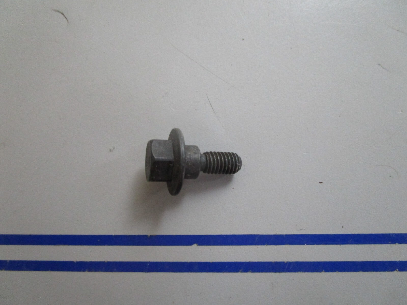 *NEW OEM* 0810 OMC Johnson Evinrude Bolt 914247 0914247