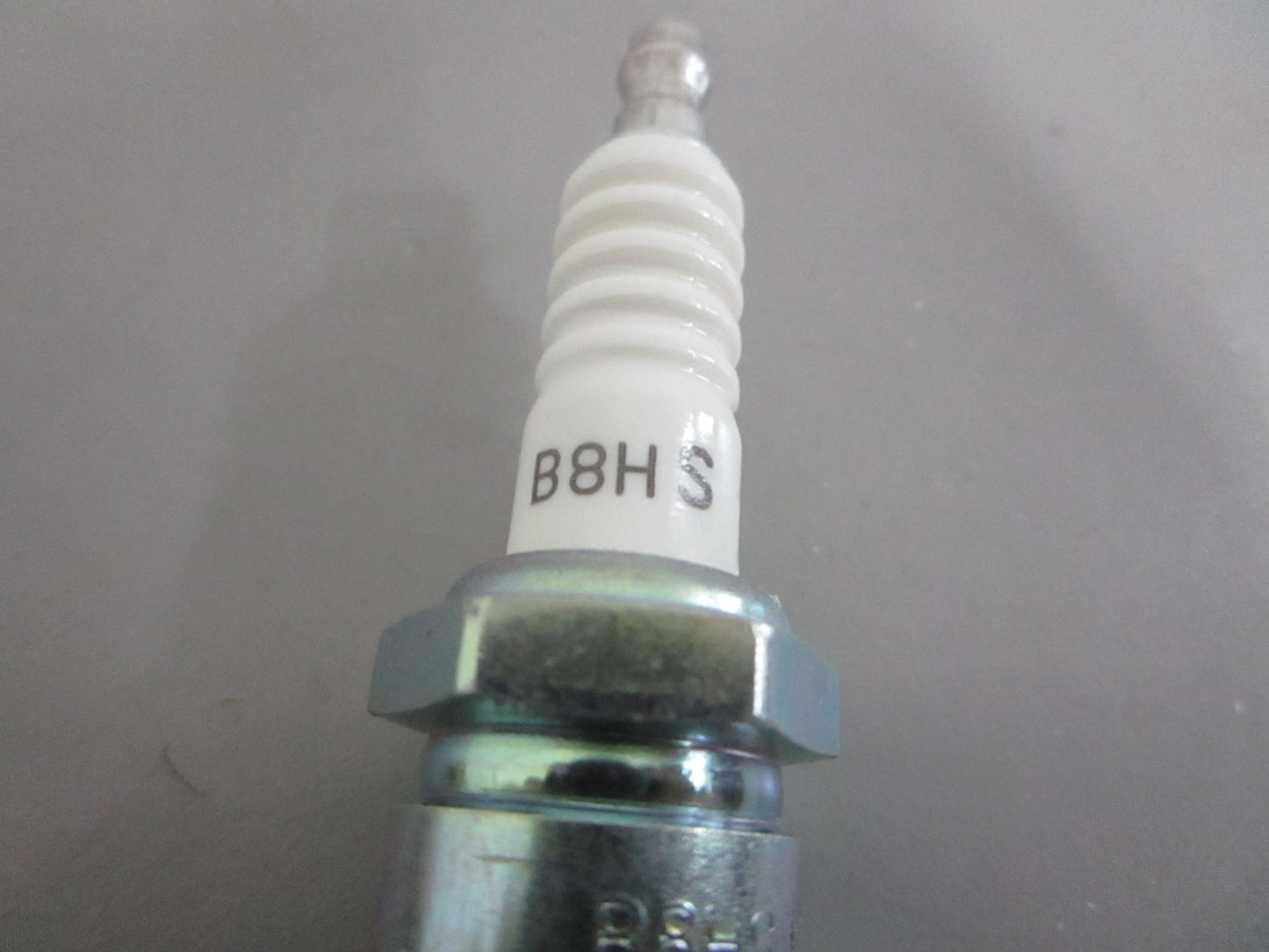 *NEW OEM* (LOT OF 8) 0820 NGK Spark Plug B8HS