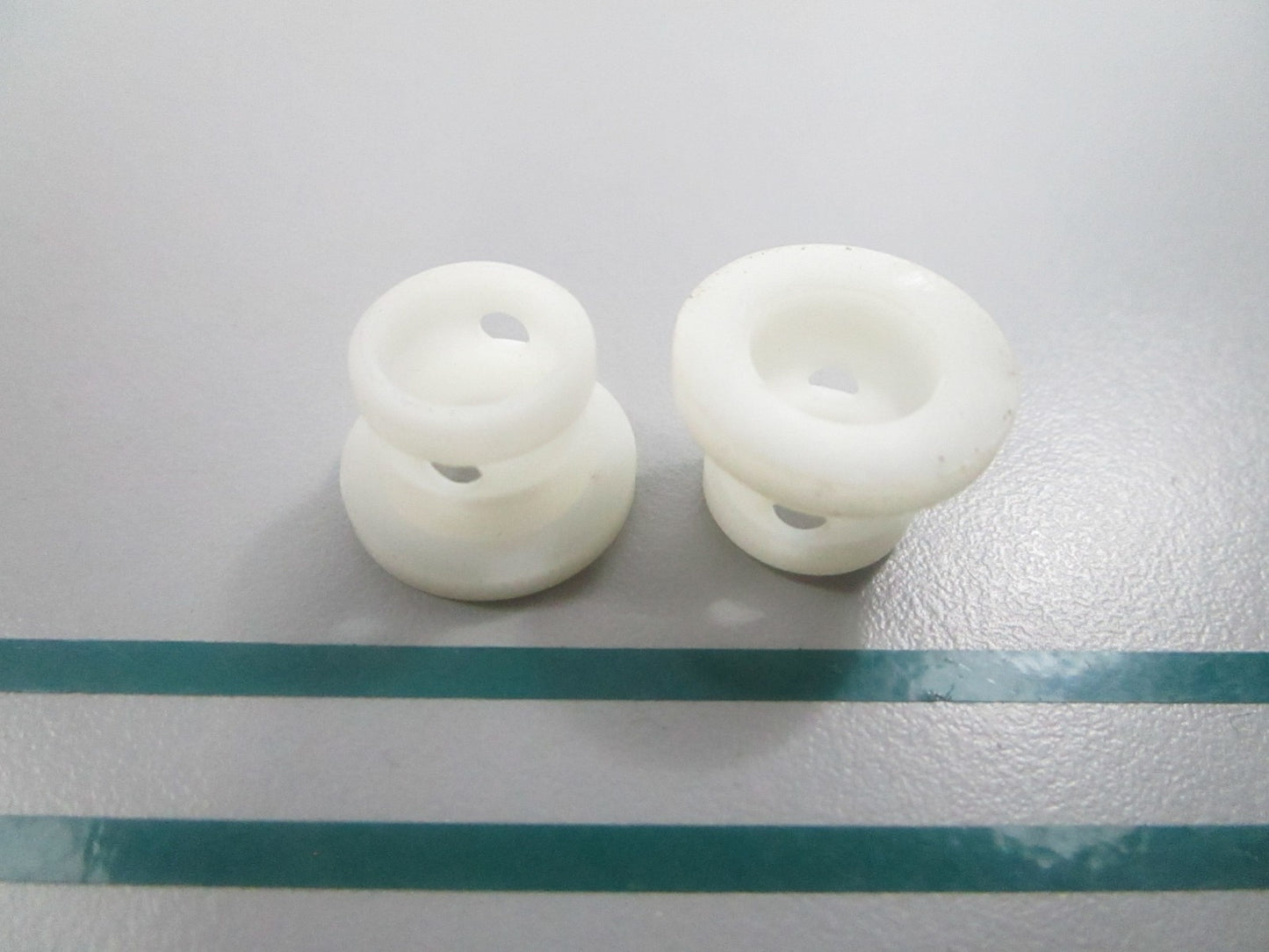 NEW OEM (LOT OF 2) 325074 0325074 OMC Johnson Evinrude Bushing 0810