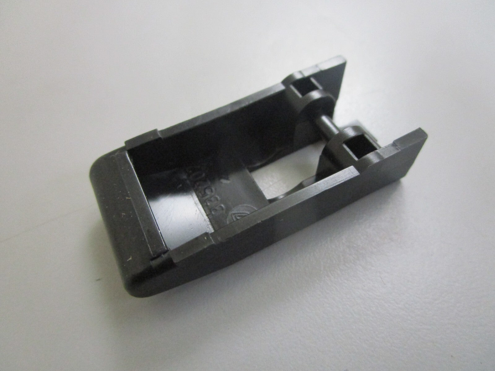 *NEW OEM* 0820 OMC Johnson Evinrude Cowl Latch 335207 0335207