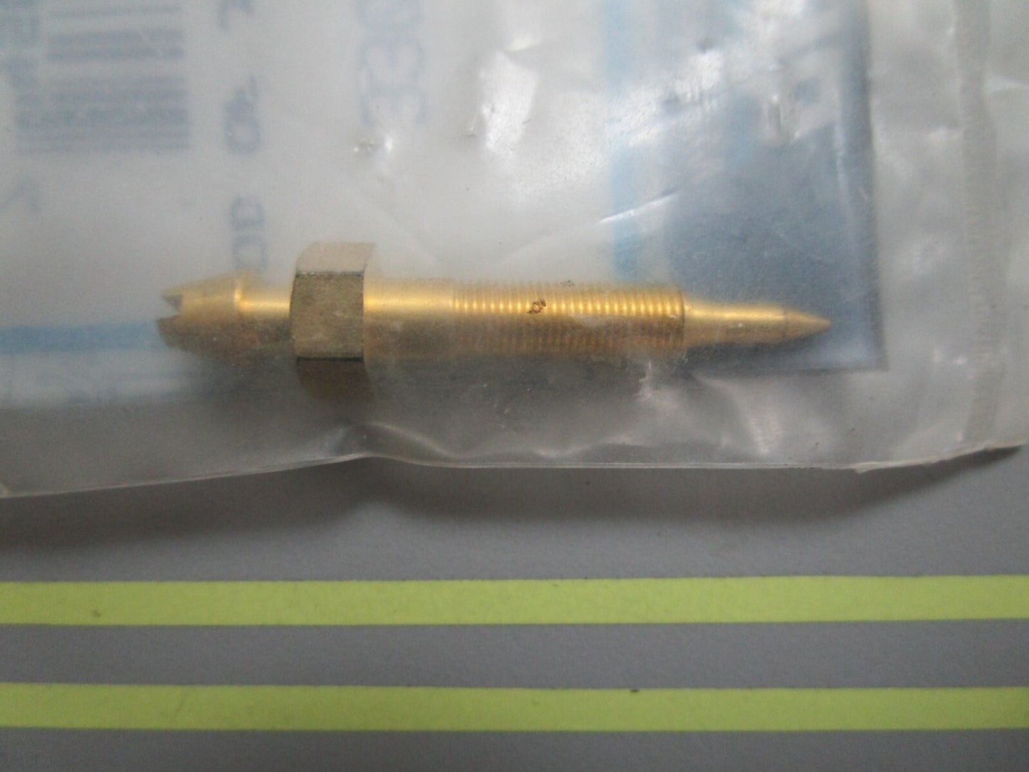 *NEW OEM* 0810 Mercury Quicksilver Screw 3302-9052
