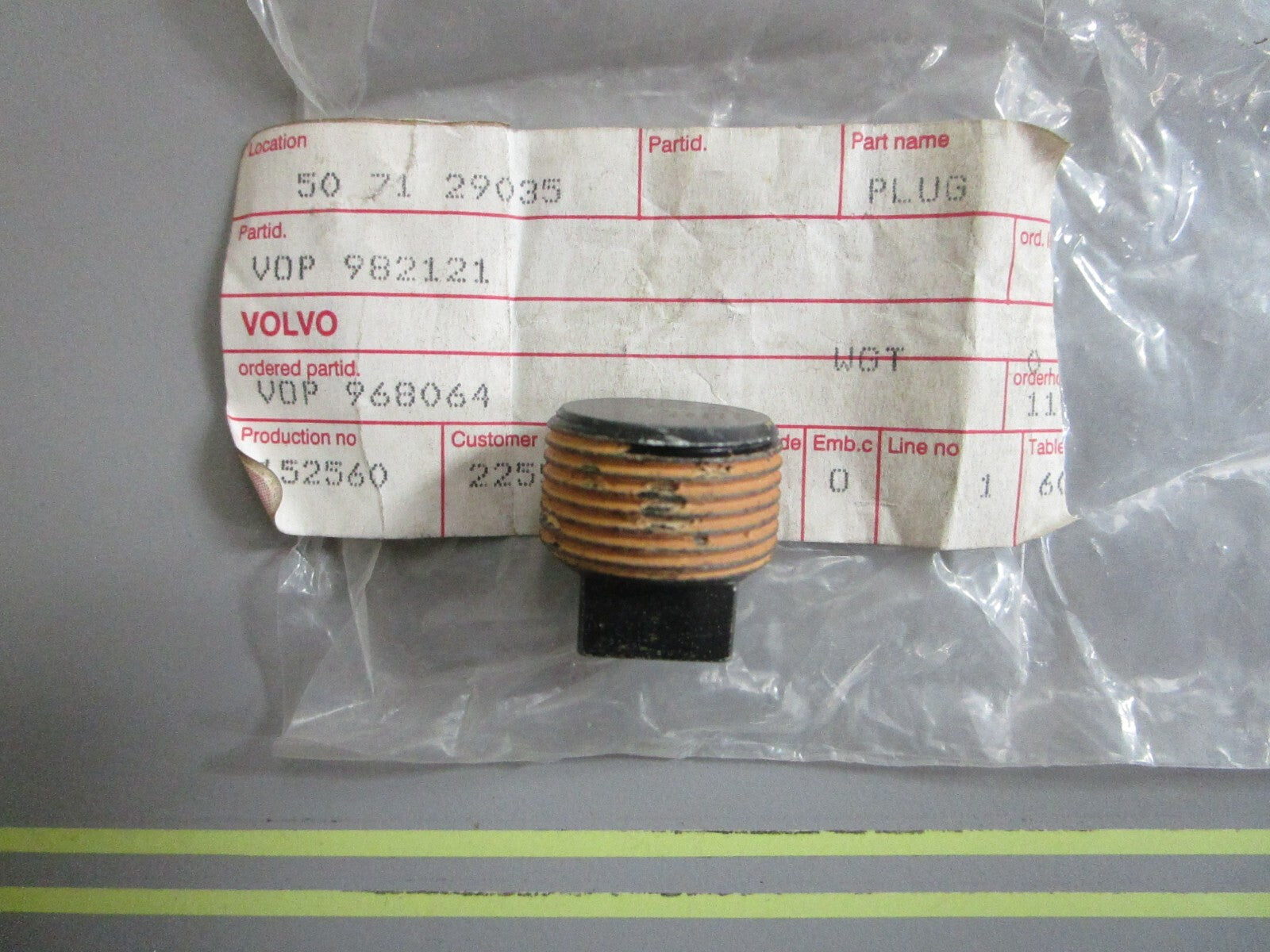 *NEW OEM* 0820 Volvo Penta Plug 982121