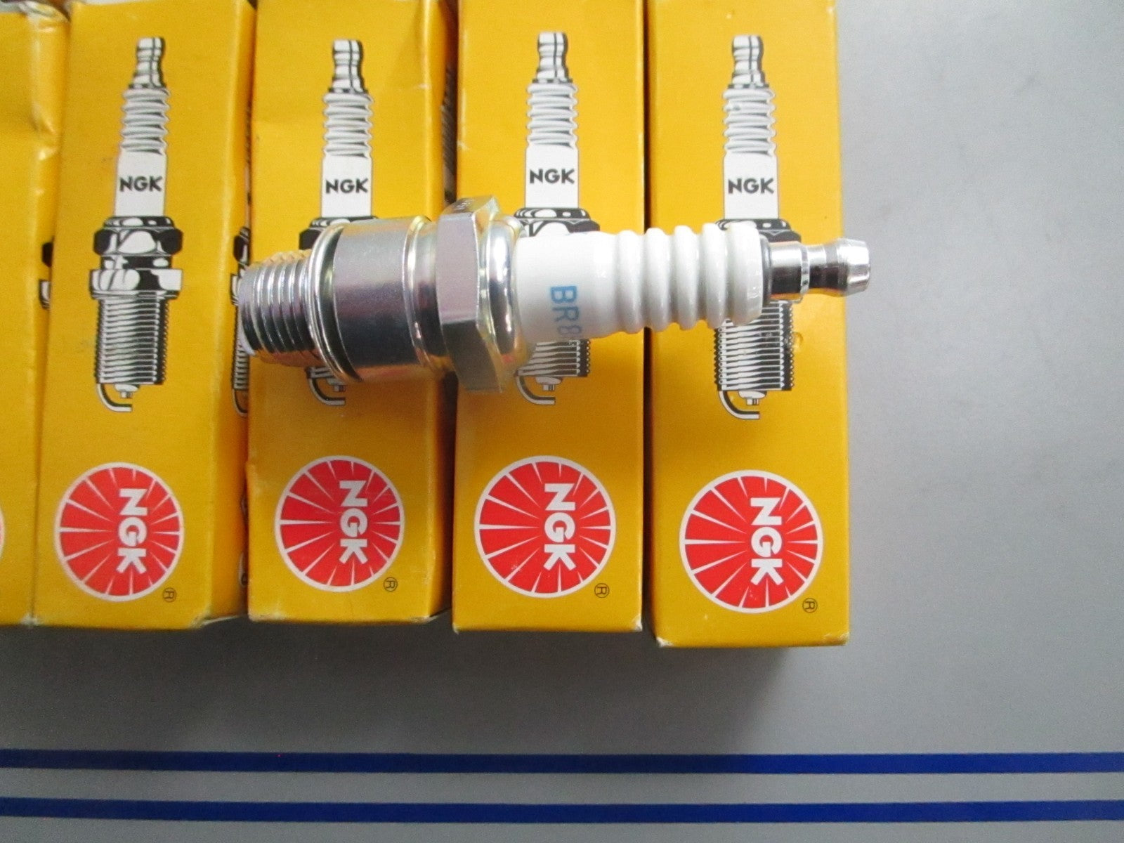 *NEW* (LOT OF 10) 0820 NGK Spark Plug BR8HS
