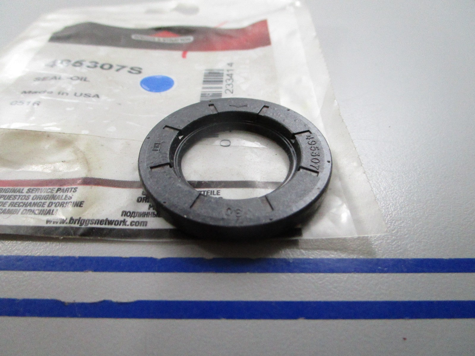 NEW OEM 495307S Briggs & Stratton Oil Seal 0810