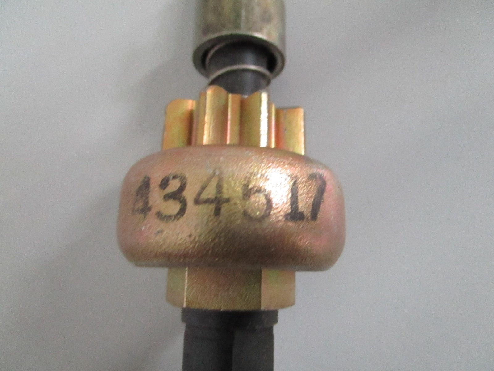 NEW OEM 434517 0434517 OMC Johnson Evinrude Pinion Shaft Ay 0820
