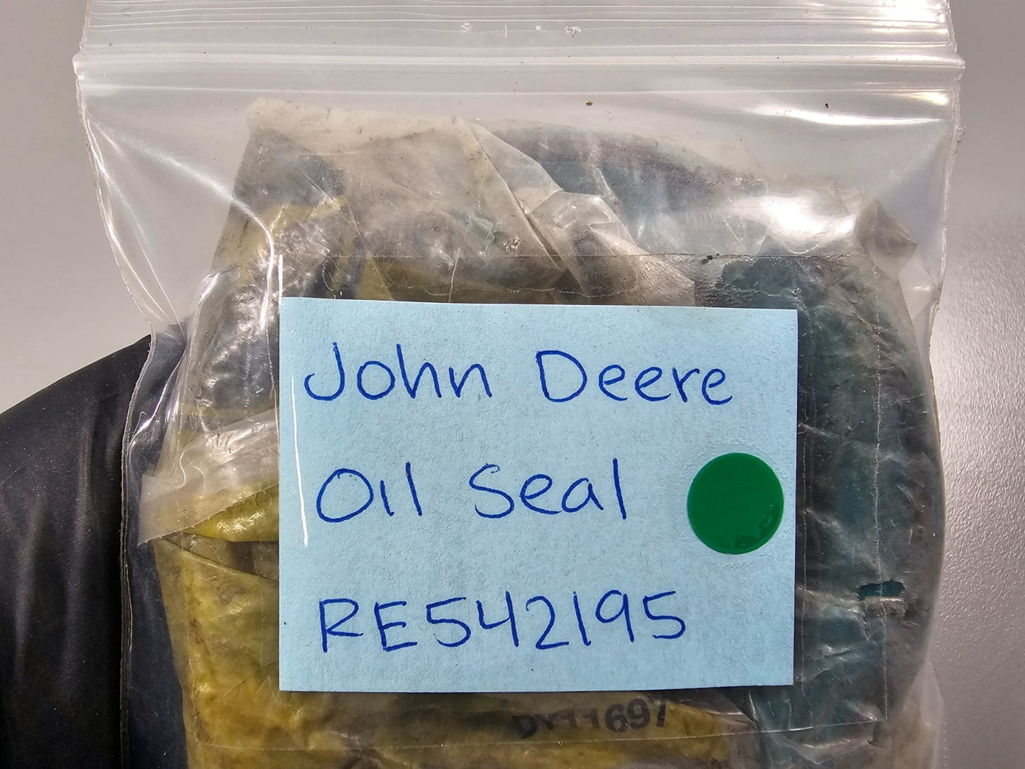 NEW OEM RE542195 John Deere Oil Seal 0810
