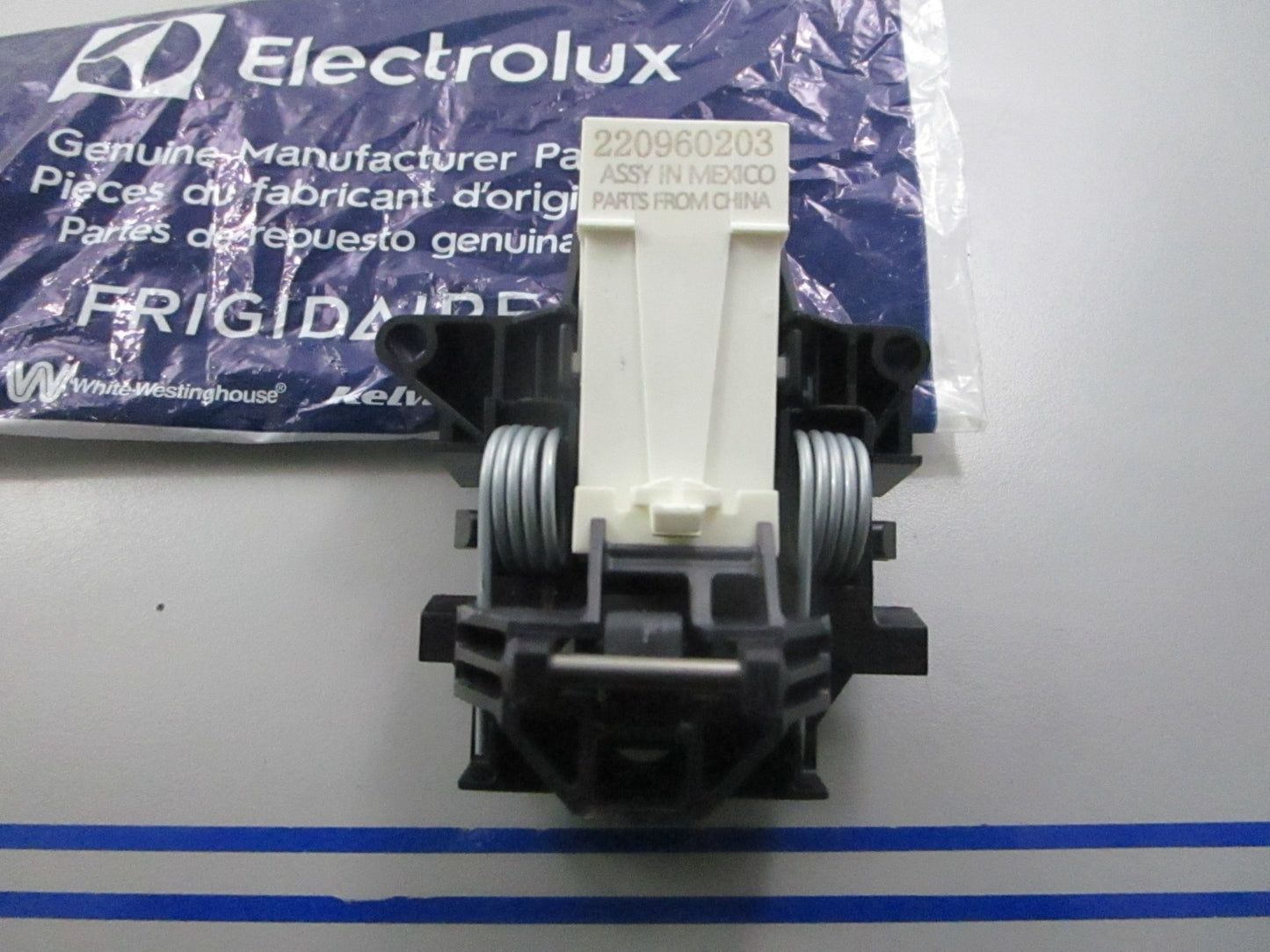 *NEW OEM* 0810 Electrolux Door Latch Assembly 5304516818