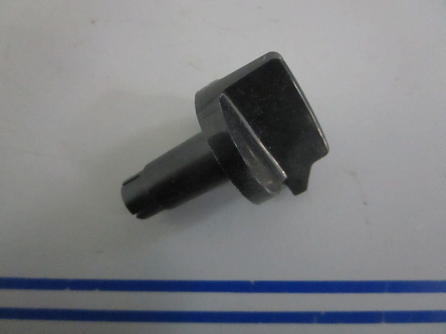 NEW OEM 323324 0323324 OMC Johnson Evinrude Knob 0820
