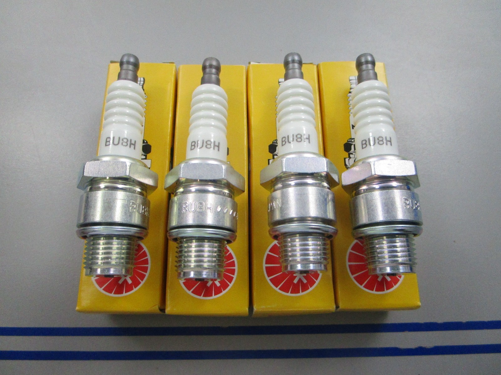NEW (LOT OF 4) BU8H NGK Spark Plug 0810