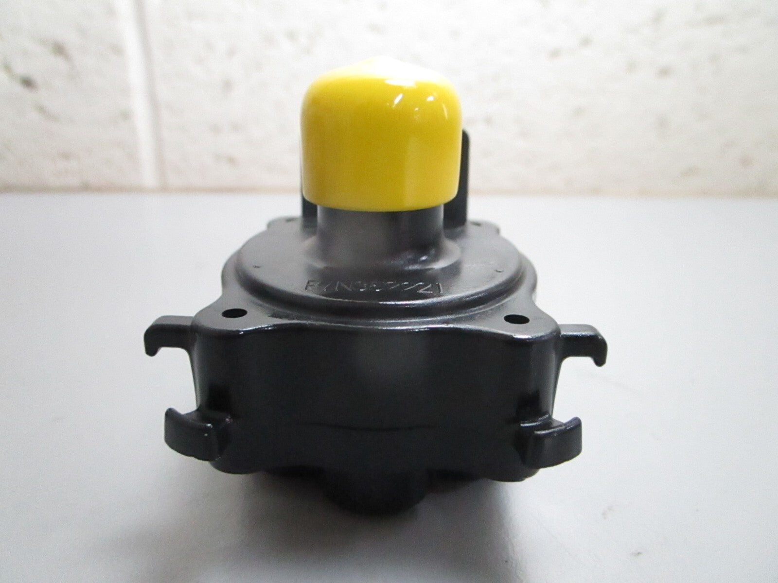 *NEW OEM* 0820 OMC Johnson Evinrude Oil Manifold Ay 5007639