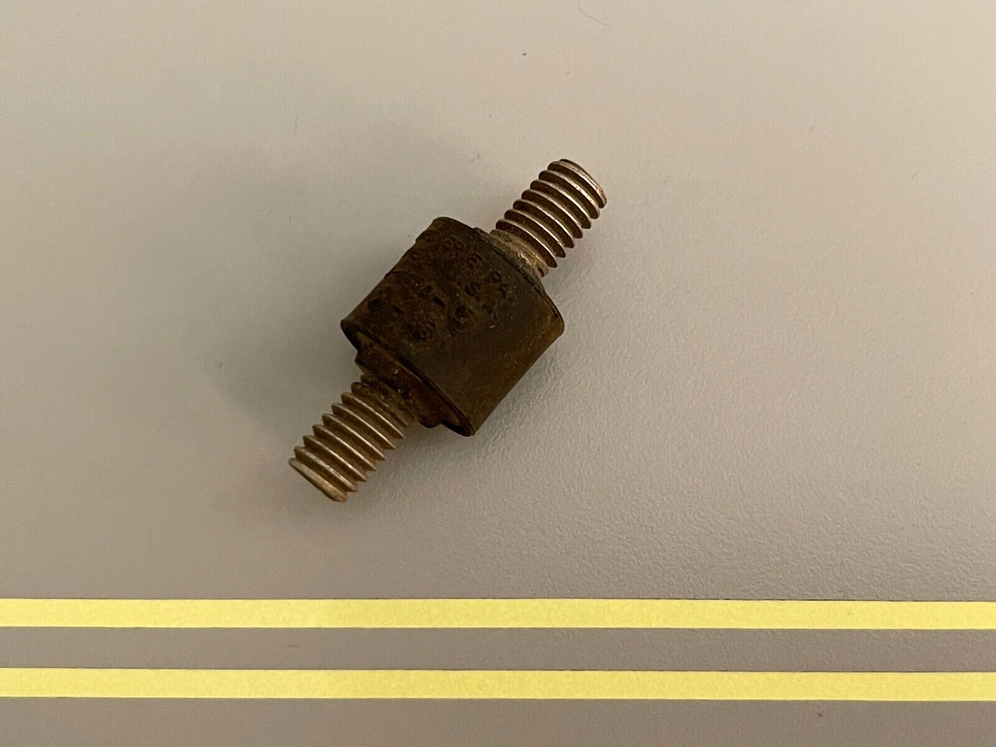 *NEW OEM* 0810 OMC Johnson Evinrude Rubber Mount 377582 0377582