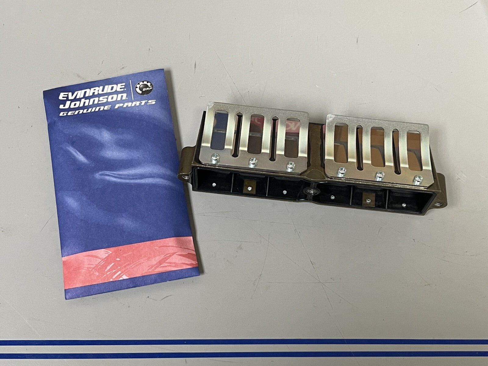 *NEW OEM* 0670 OMC Johnson Evinrude Reed Block Assembly 5006252