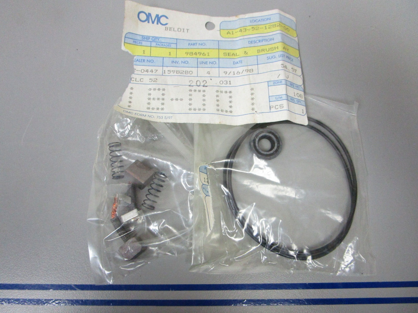NEW OEM 984961 0984961 OMC Johnson Evinrude Seal & Brush Set 0720