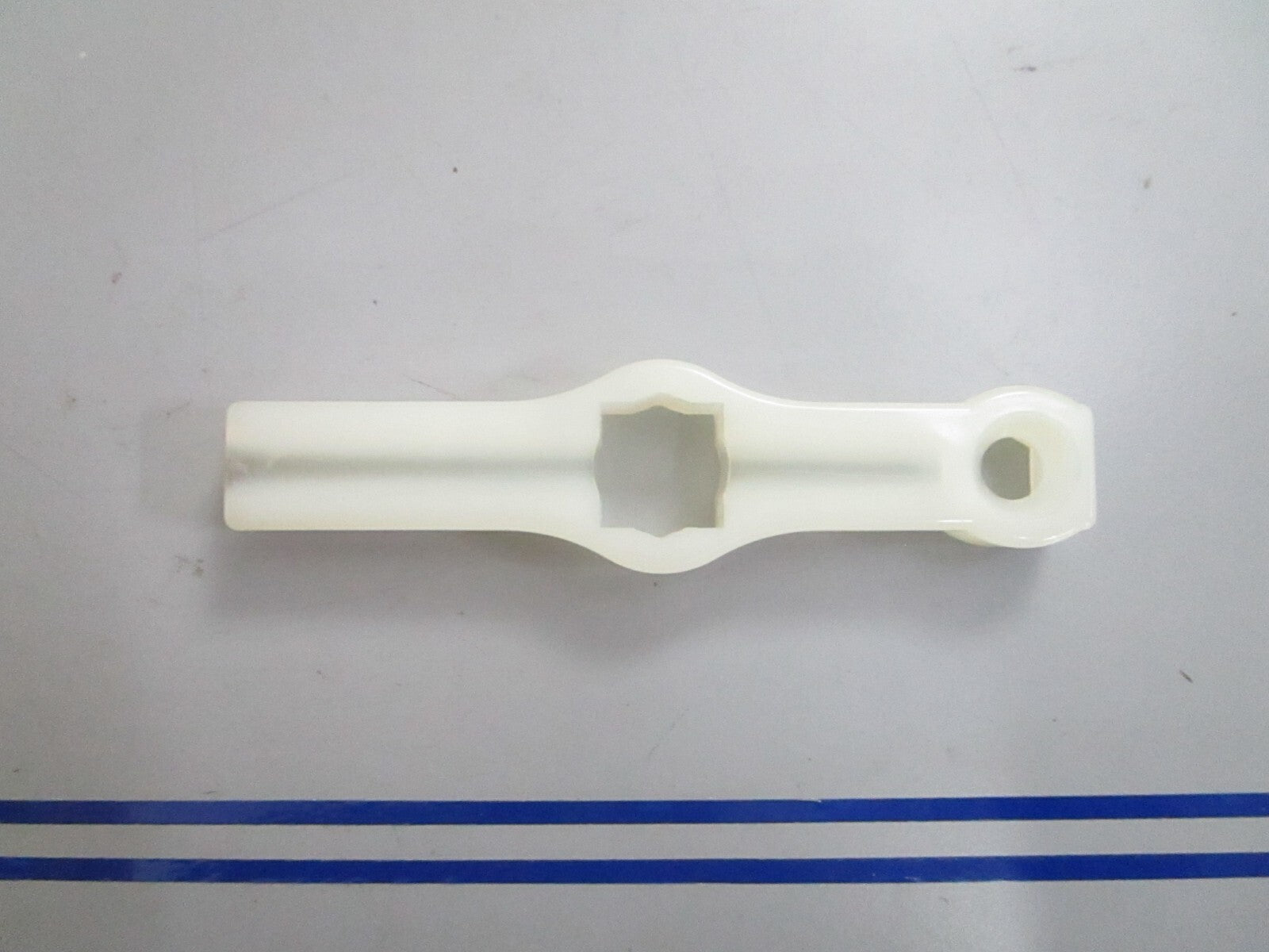 *NEW OEM* 0810 OMC Johnson Evinrude Casing Guide 123141 0123141