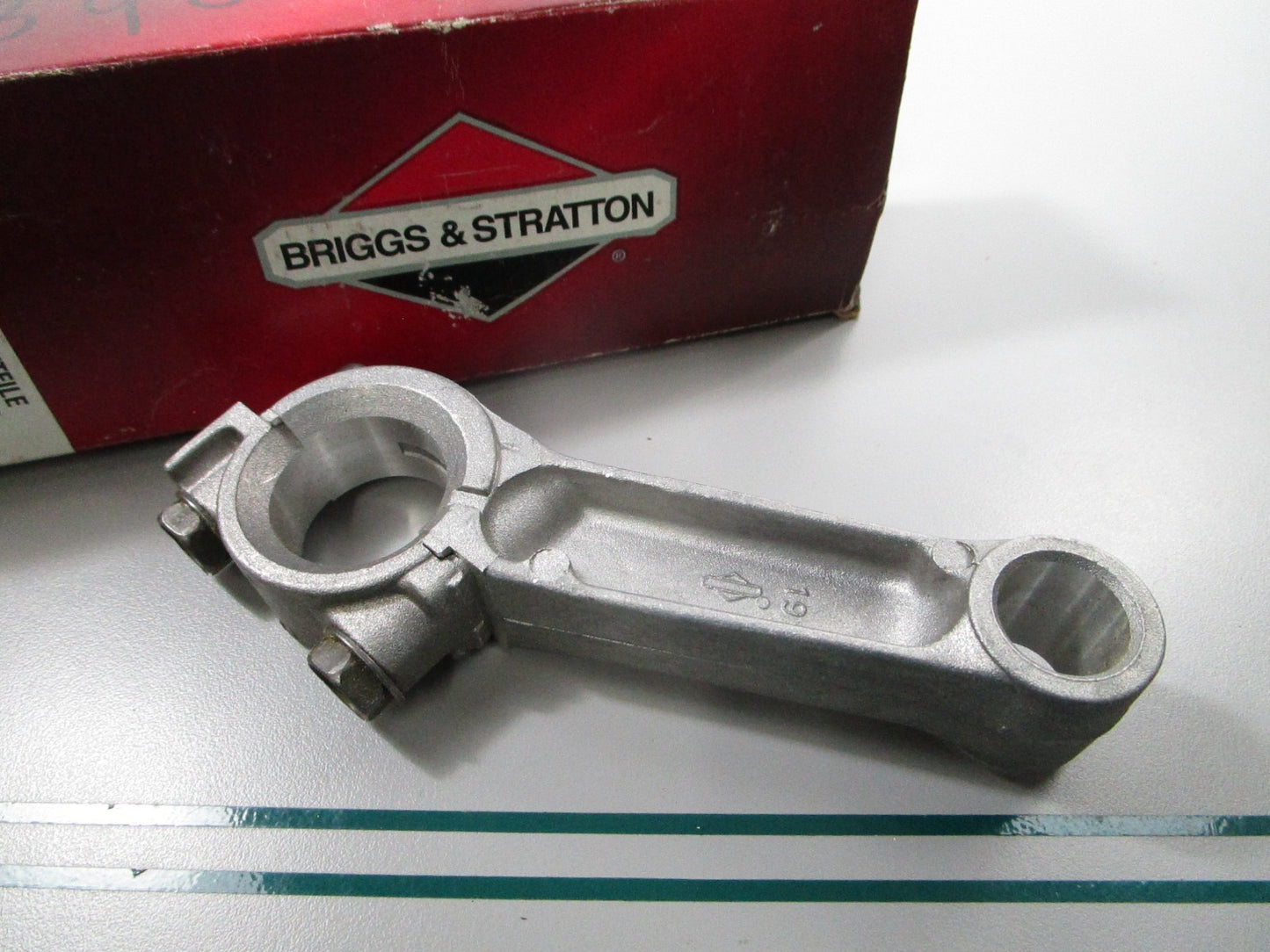 NEW OEM 390401 Briggs & Stratton Connecting Rod 0810