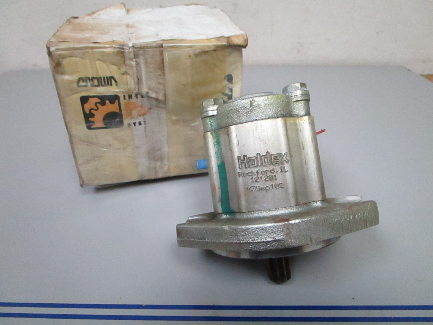NEW OEM 121201 Crown Hydraulic Pump 0720