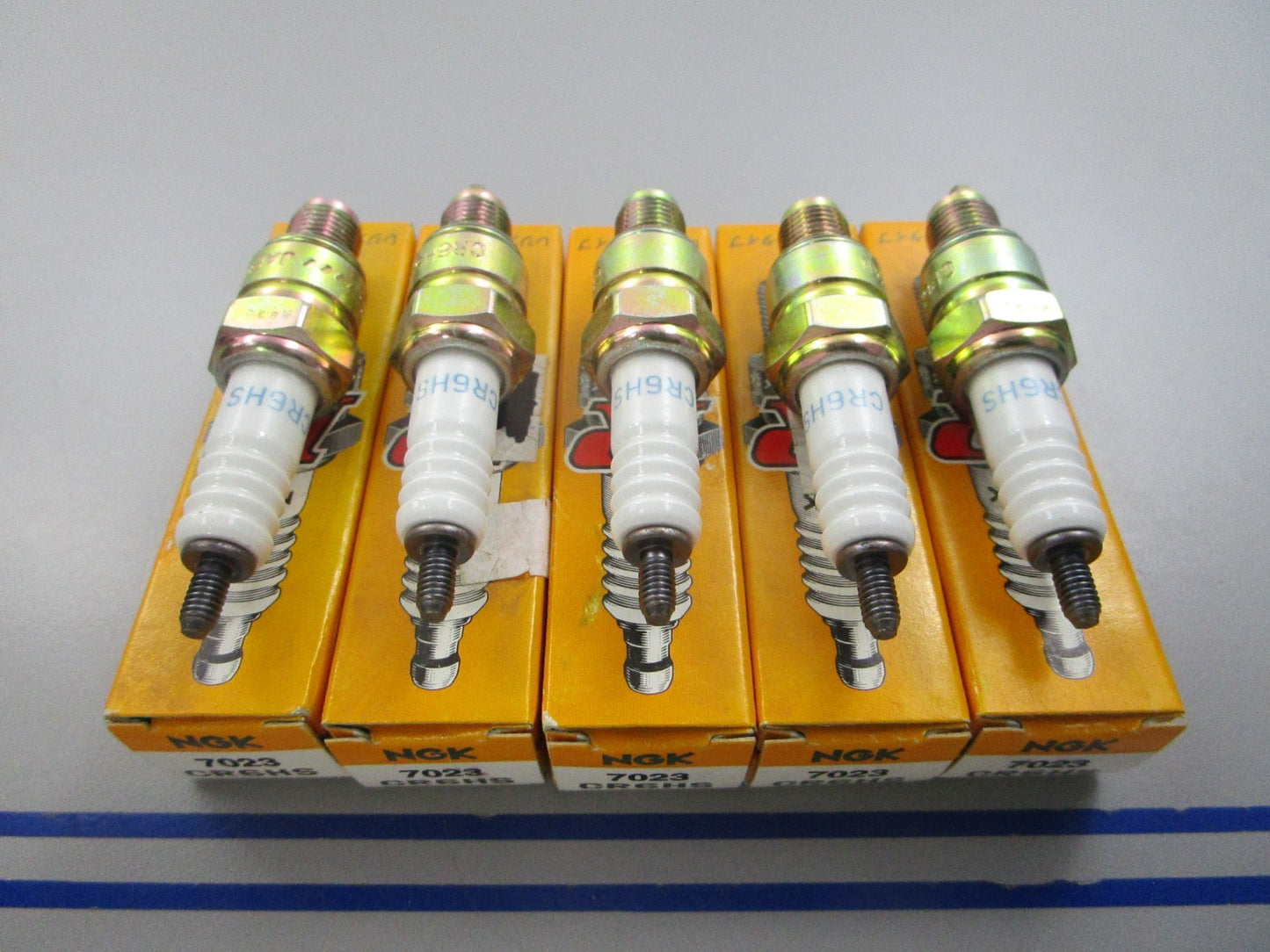 NEW (LOT OF 5) CR6HS NGK Spark Plug 0810