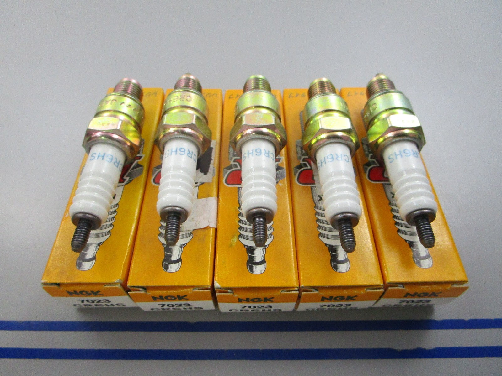 NEW (LOT OF 5) CR6HS NGK Spark Plug 0810