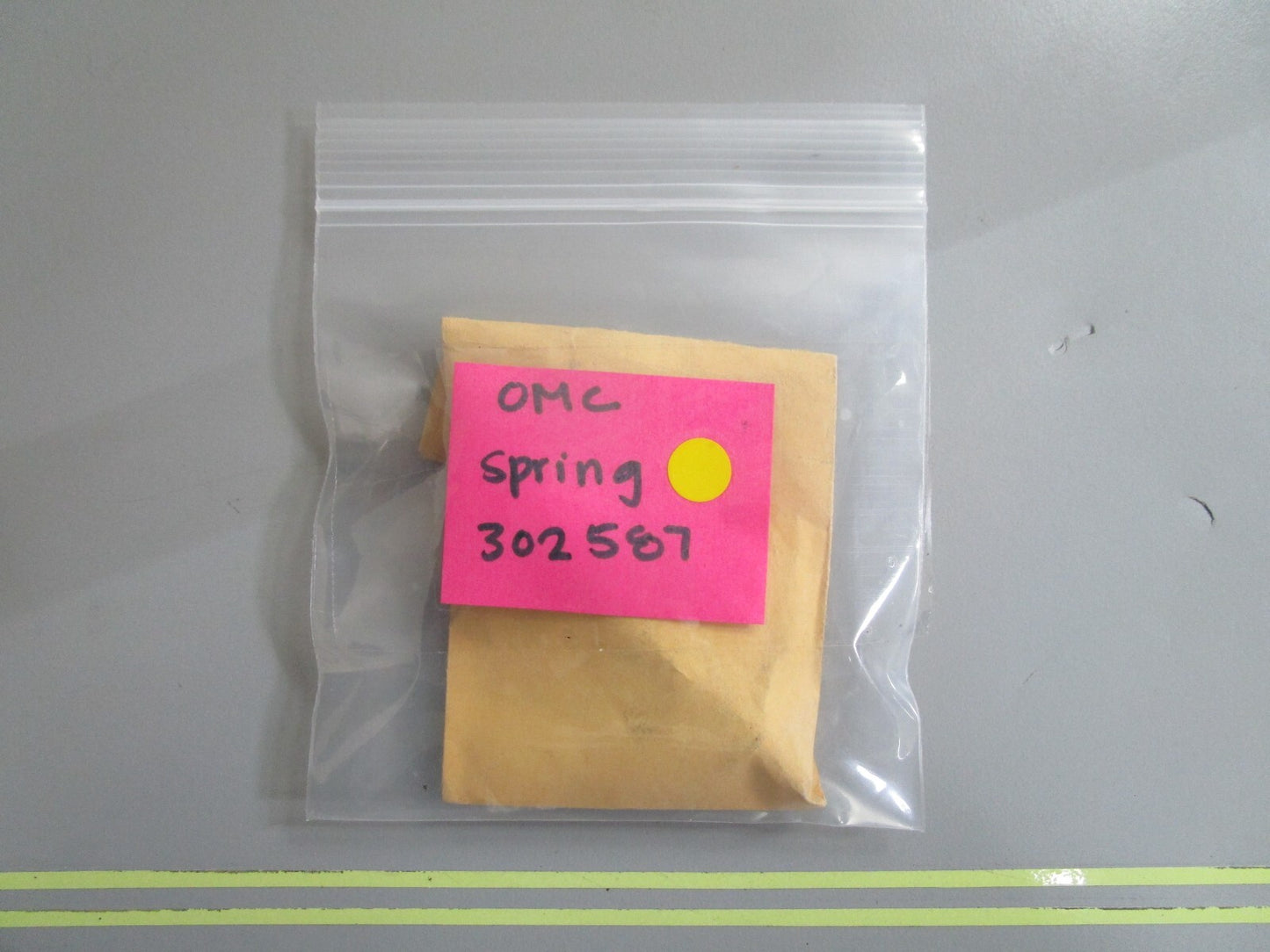 *NEW OEM* 0810 OMC Johnson Evinrude Spring 302587 0302587