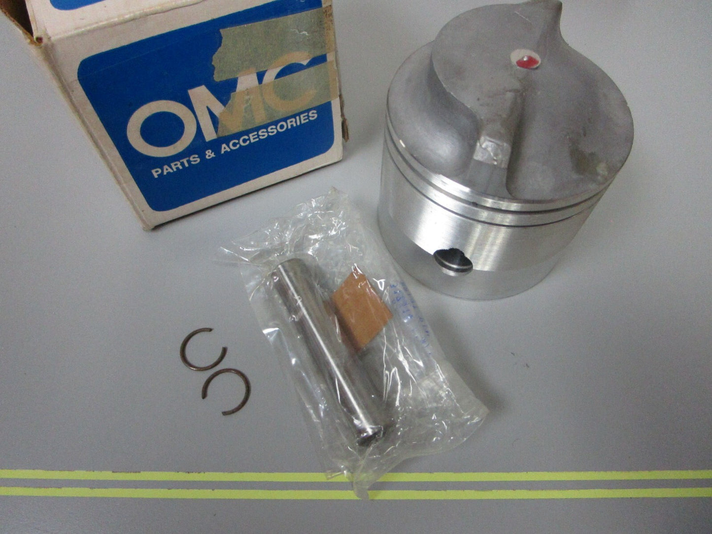 *NEW OEM* 0810 OMC Johnson Evinrude Piston 385272 0385272