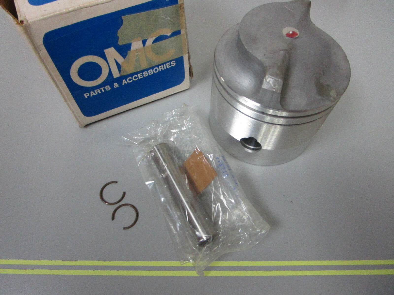 *NEW OEM* 0810 OMC Johnson Evinrude Piston 385272 0385272