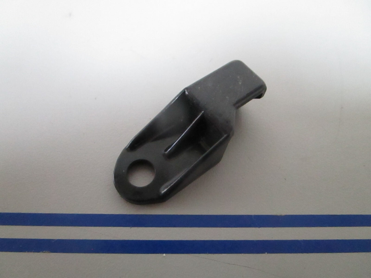 *NEW OEM* 0810 OMC Johnson Evinrude Retainer 909037 0909037