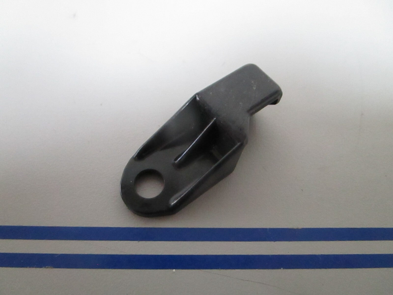 *NEW OEM* 0810 OMC Johnson Evinrude Retainer 909037 0909037