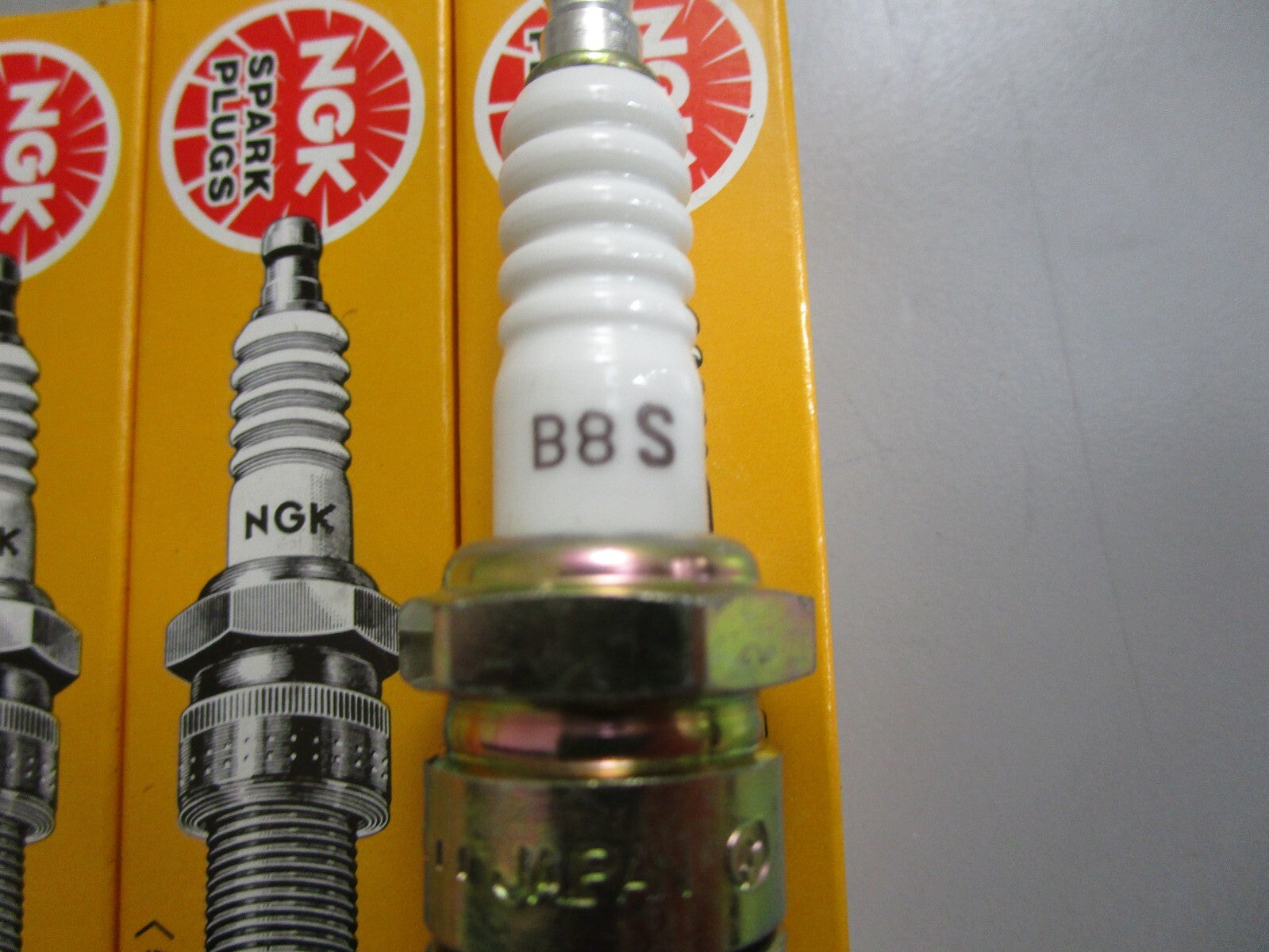 *NEW* (LOT OF 10) 0820 NGK Spark Plug B8S
