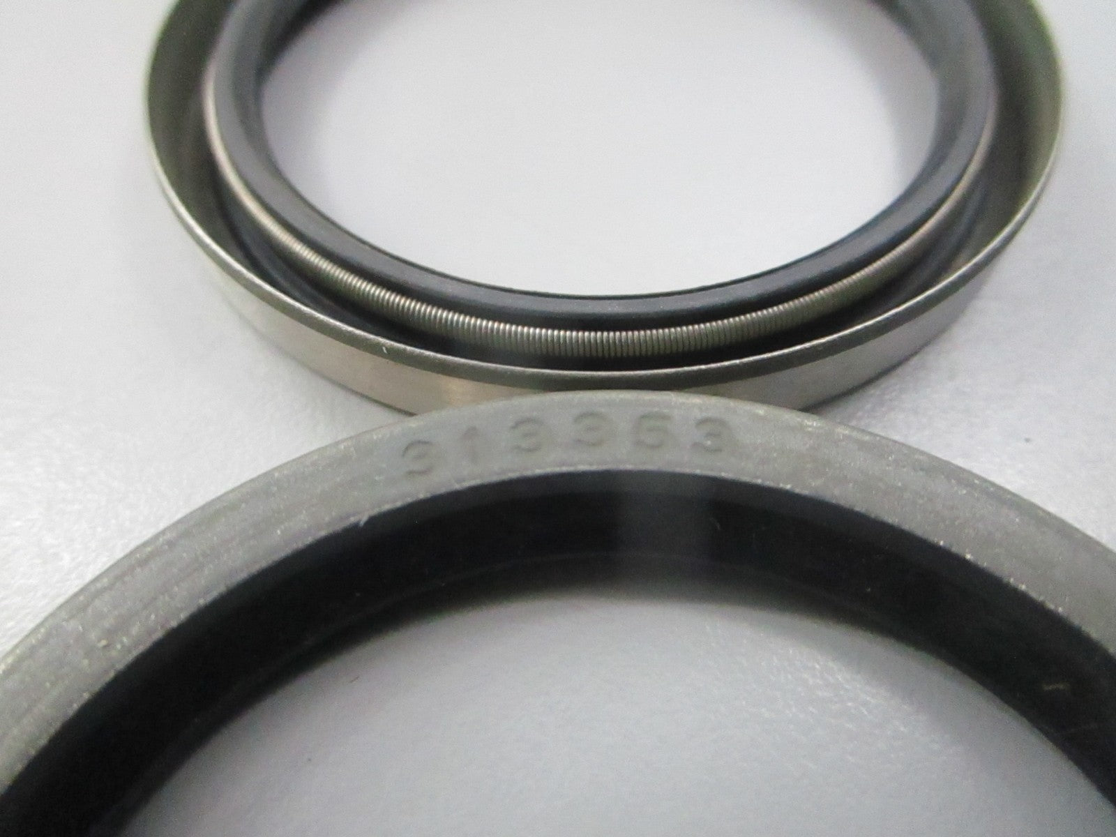 NEW OEM (LOT OF 2) 313353 0313353 OMC Johnson Evinrude Seal 0810