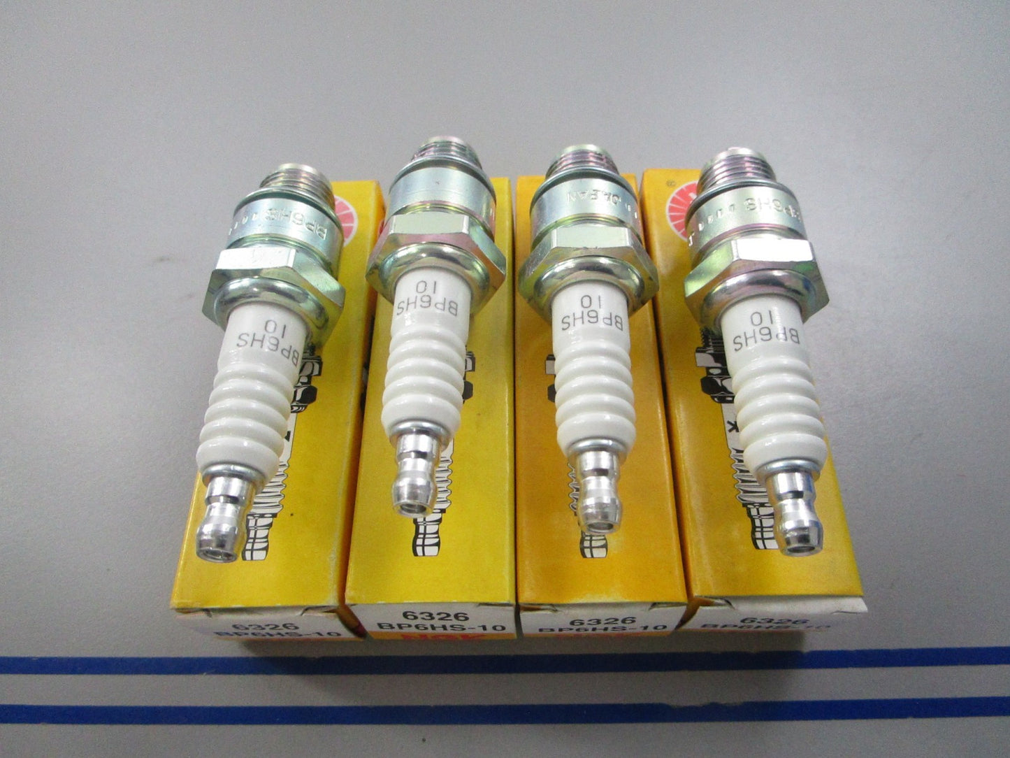 NEW (LOT OF 4) BP6HS-10 NGK Spark Plug 0810