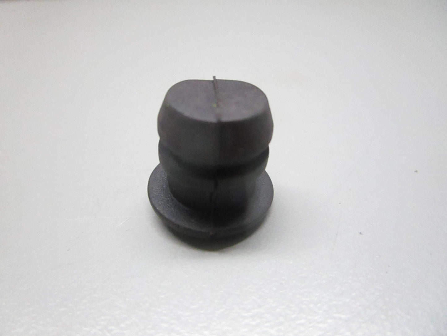 *NEW OEM* 0820 OMC Johnson Evinrude Plug 341231 0341231