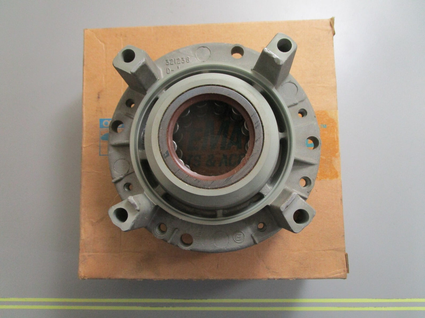 *NEW OEM* 0820 OMC Johnson Evinrude Crankcase Head & Bearing 387432 0387432