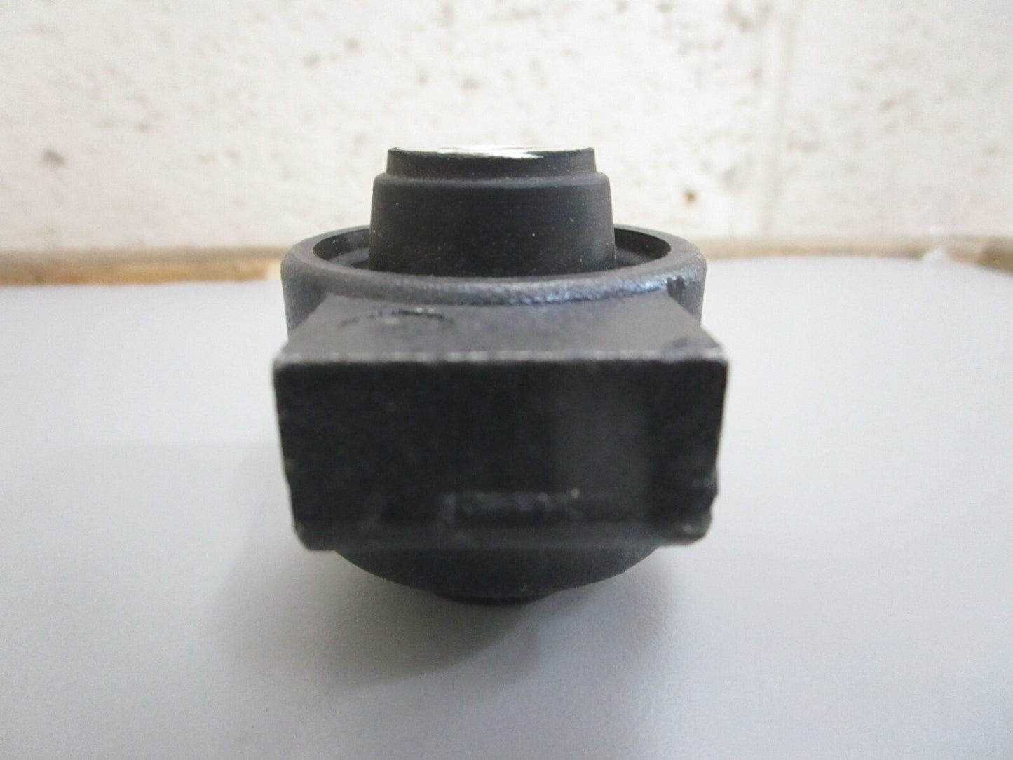 *NEW OEM* 0820 OMC Johnson Evinrude Rubber Mount 313566 0313566