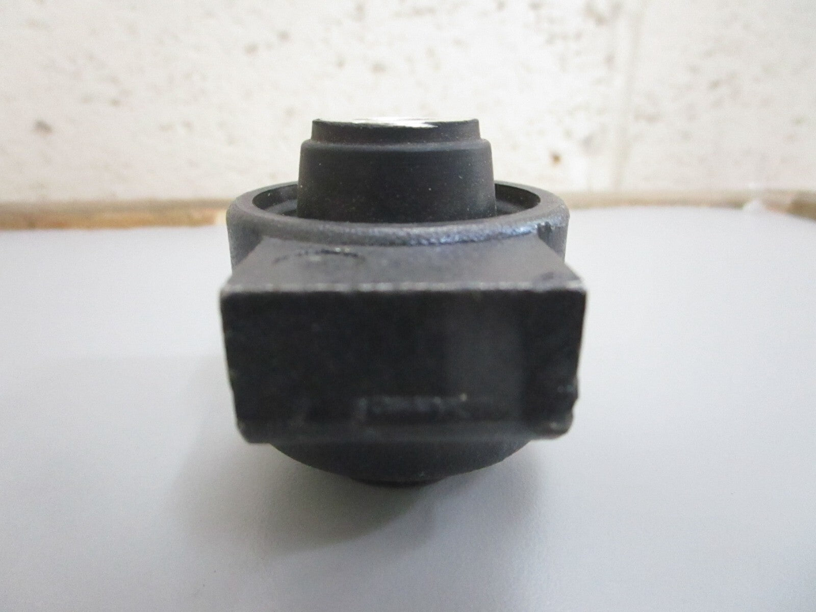 *NEW OEM* 0820 OMC Johnson Evinrude Rubber Mount 313566 0313566