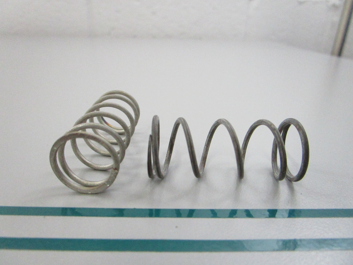 NEW OEM (LOT OF 2) 303357 0303357 OMC Johnson Evinrude Lower Bearing Spring 0810