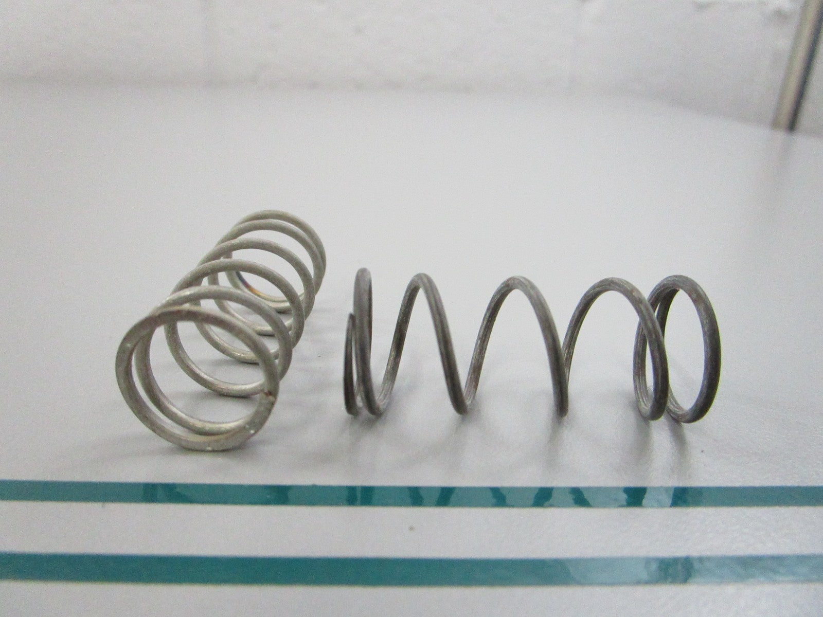 NEW OEM (LOT OF 2) 303357 0303357 OMC Johnson Evinrude Lower Bearing Spring 0810