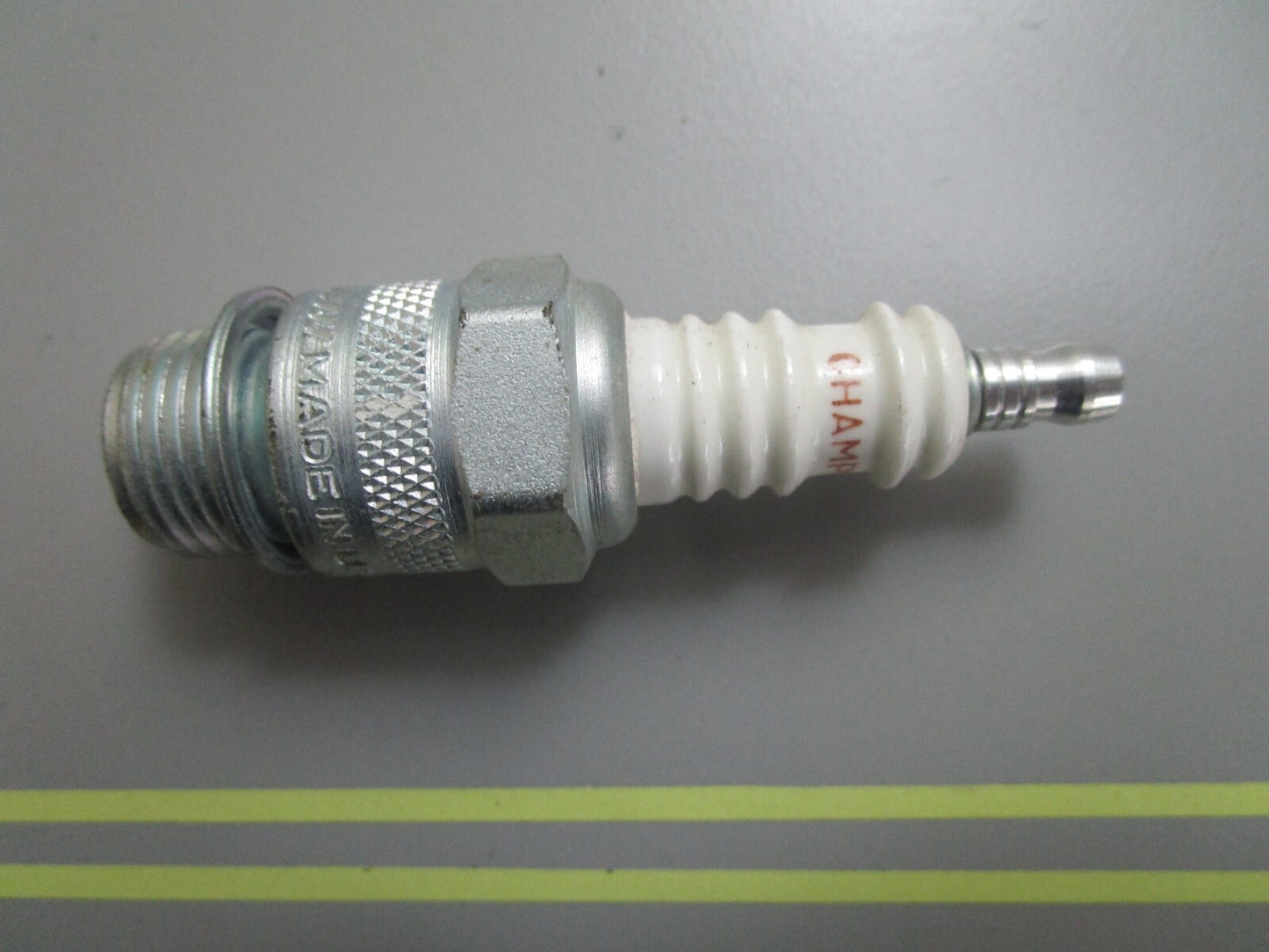 *NEW*  0810 Champion Spark Plug D-9J