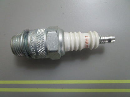 *NEW*  0810 Champion Spark Plug D-9J