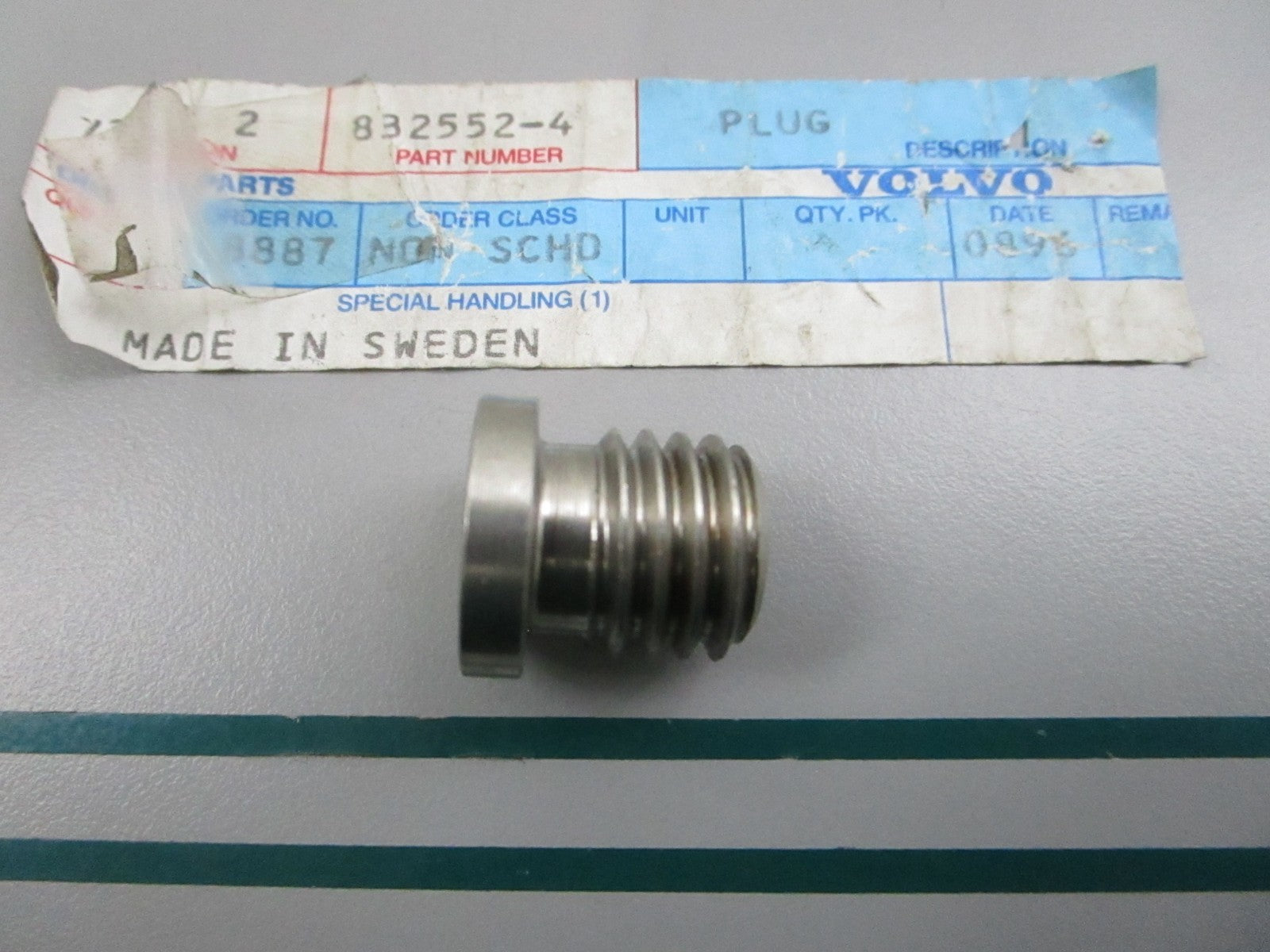 NEW OEM 832552 Volvo Penta Plug 0810