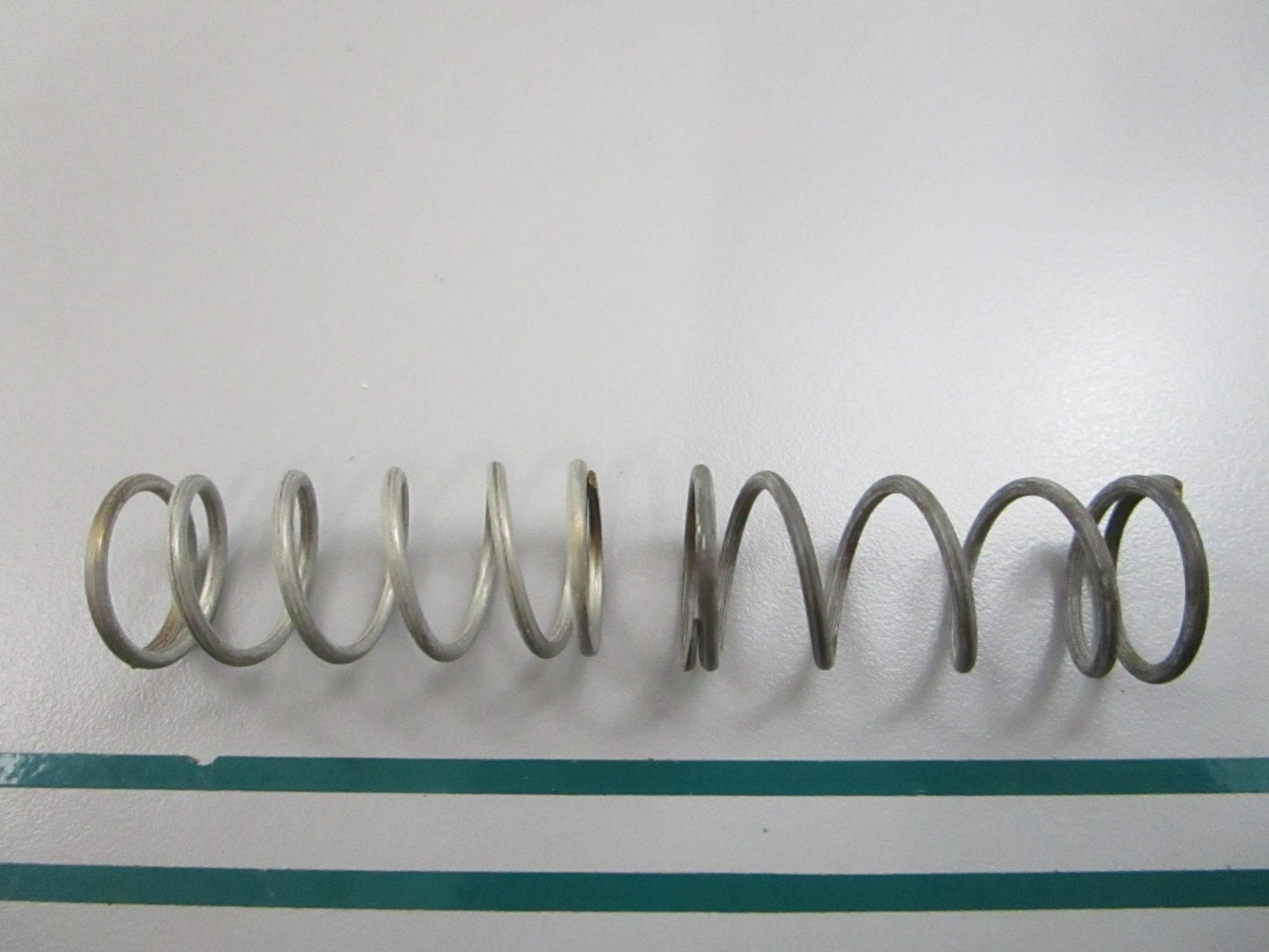 NEW OEM (LOT OF 2) 303357 0303357 OMC Johnson Evinrude Lower Bearing Spring 0810