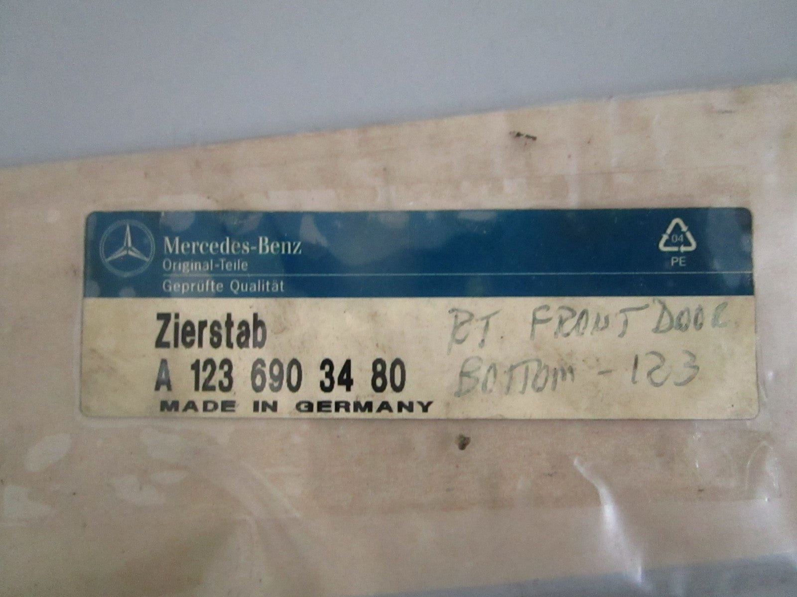 NEW OEM 1236903480 Mercedes-Benz Lower Front Right Door Moulding 0820